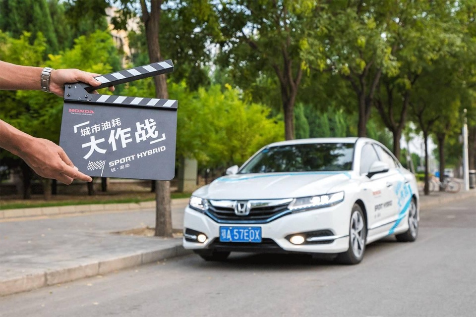 4.2L/100公里!小伙晚高峰开这台B级车带美女遛弯,油耗惊人!