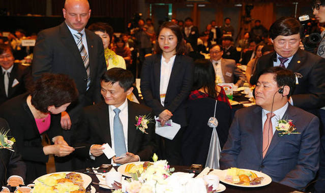 马云组织的饭局,黄晓明只是陪衬,网友:看最后一张马总的眼神!