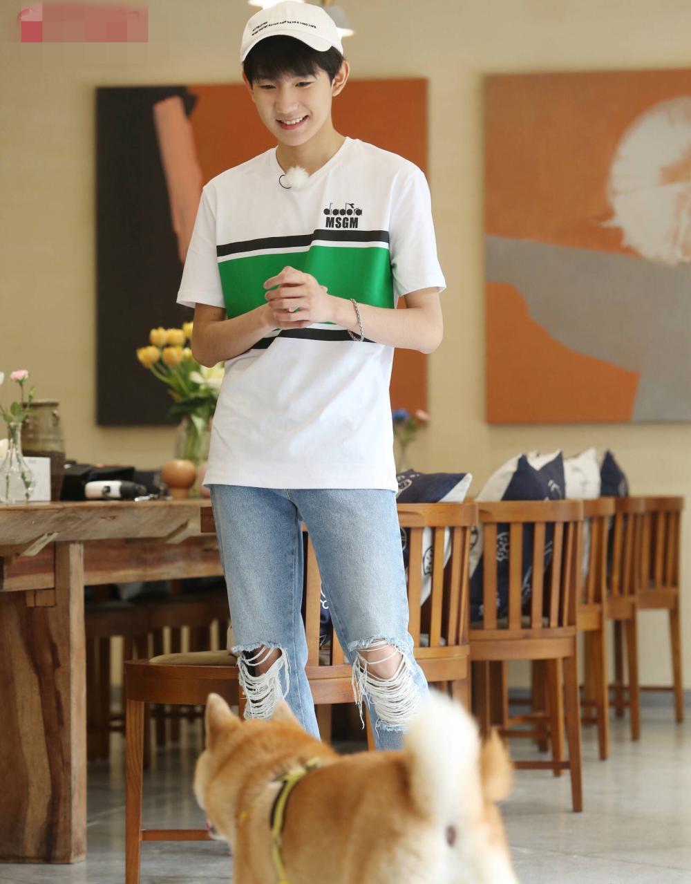 王源参加新节目的造型来了,穿条纹t恤打篮球的样子好帅!