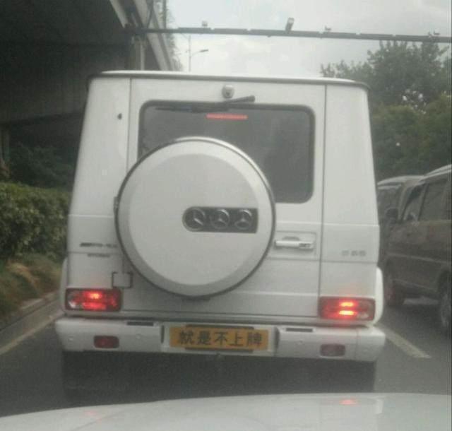 车门上4个字，让180万奔驰变成8万面包车，车主心里憋屈得慌