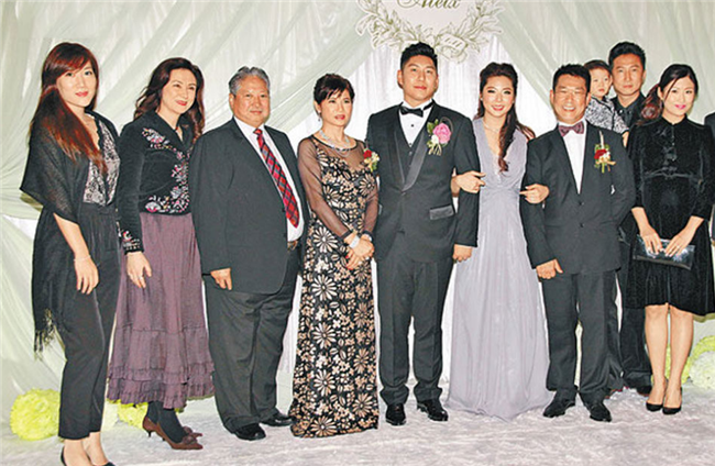 功夫巨星元彪与妻子结婚34年无绯闻,一双儿女低调不似星二代