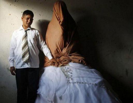 13岁少年娶"蒙面女子",揭开妻子面纱后,小伙压力很大