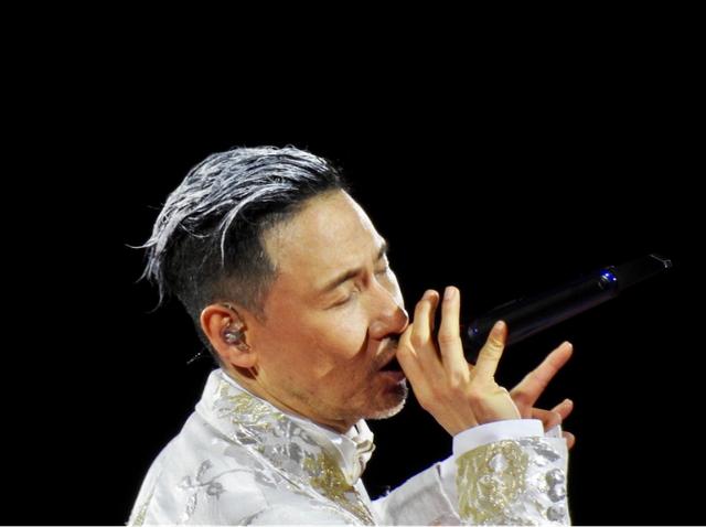 曾经的歌神张学友真的老了演唱会唱歌爆青筋一脸表情包