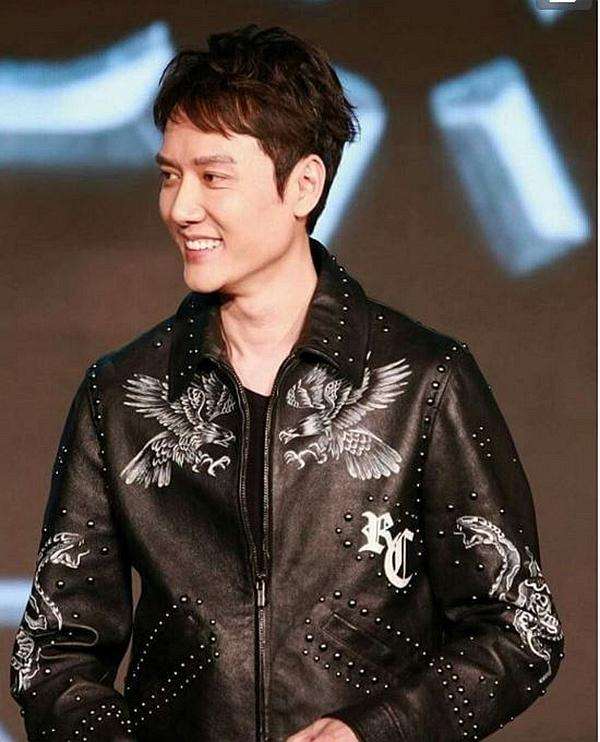 面对反复追问冯绍峰这样回答赵丽颖恋情赵又廷林更新为何尬笑