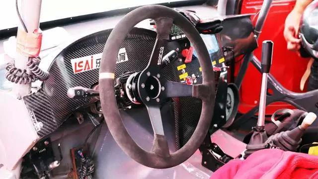 这台众泰居然比保时捷还贵，更气人的是开保时捷都追不上！