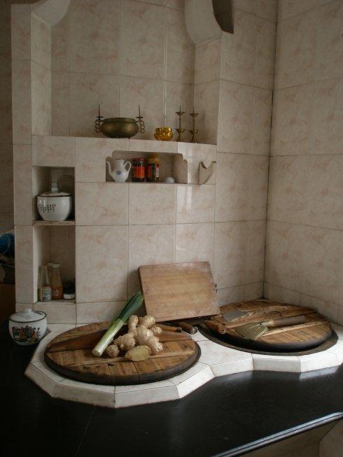 农村的做饭的地方,都叫灶屋,一边烧火,另一边做饭.