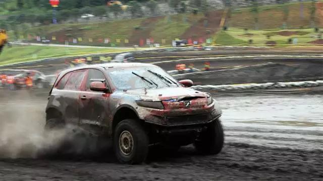 这台众泰居然比保时捷还贵，更气人的是开保时捷都追不上！