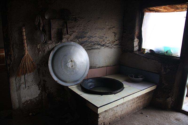 农村的灶屋就是这么简陋,没有抽烟机,没有水龙头!