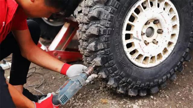 这台众泰居然比保时捷还贵，更气人的是开保时捷都追不上！