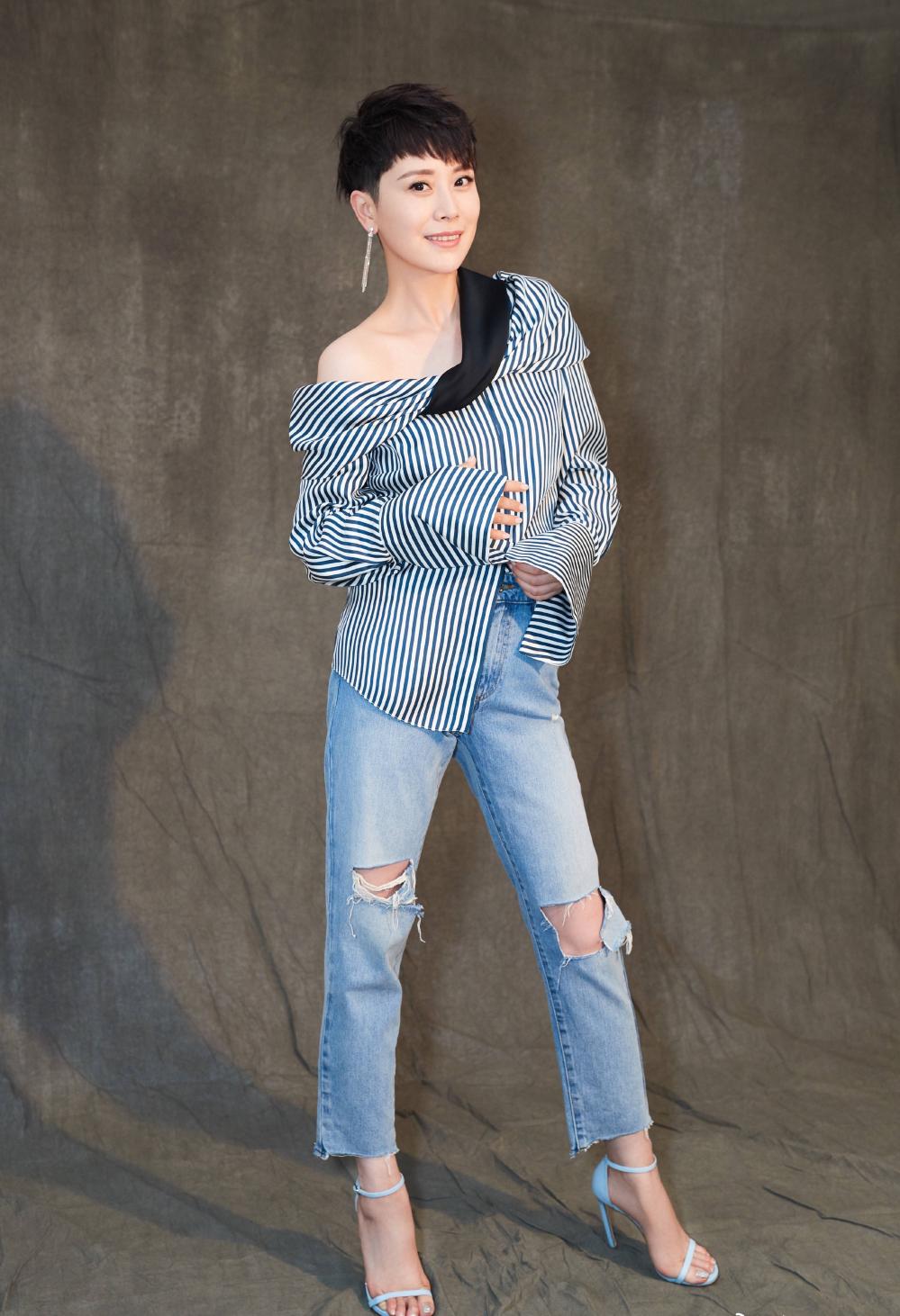 海清穿破洞牛仔裤出席活动真帅气她越来越会打扮了