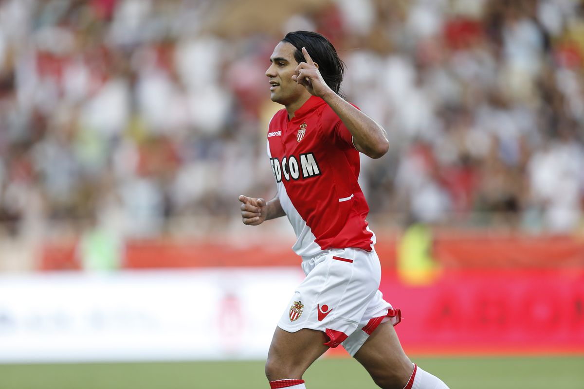 此后,法尔考被租借到了曼联和切尔西,但伤病成为了他的梦魇,昔日老虎