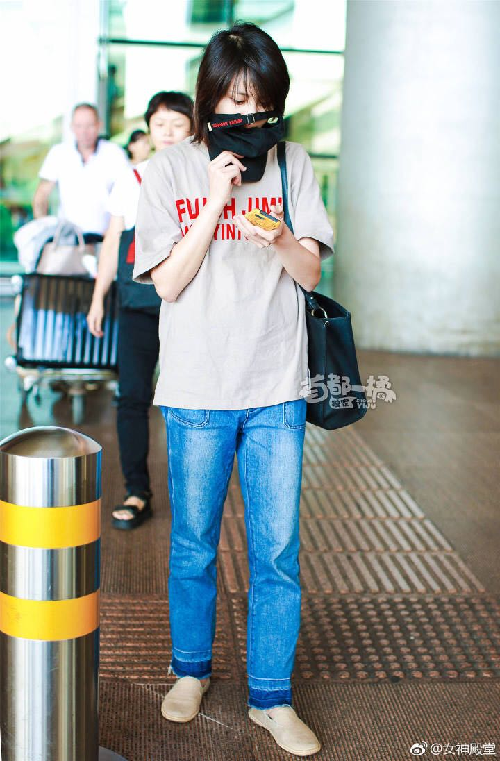 郑爽现身机场,长t 牛仔长裤,帽子挡脸,非常低调_新浪看点