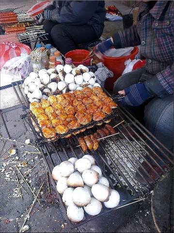 烤毛蛋的生意不错,看这一地的蛋壳和竹签.