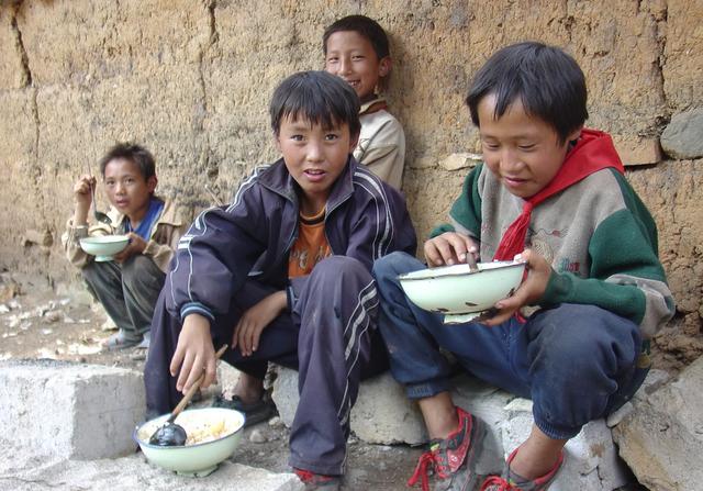 饥饿的孩子 山区图片
