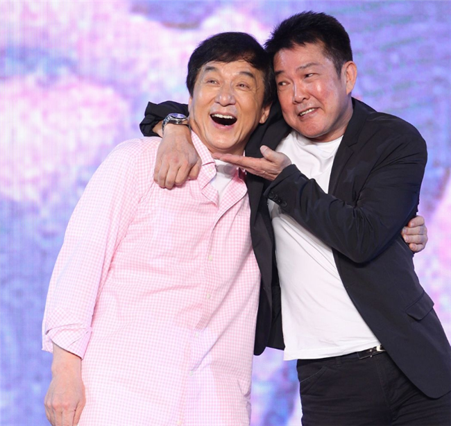 功夫巨星元彪与妻子结婚34年无绯闻,一双儿女低调不似星二代