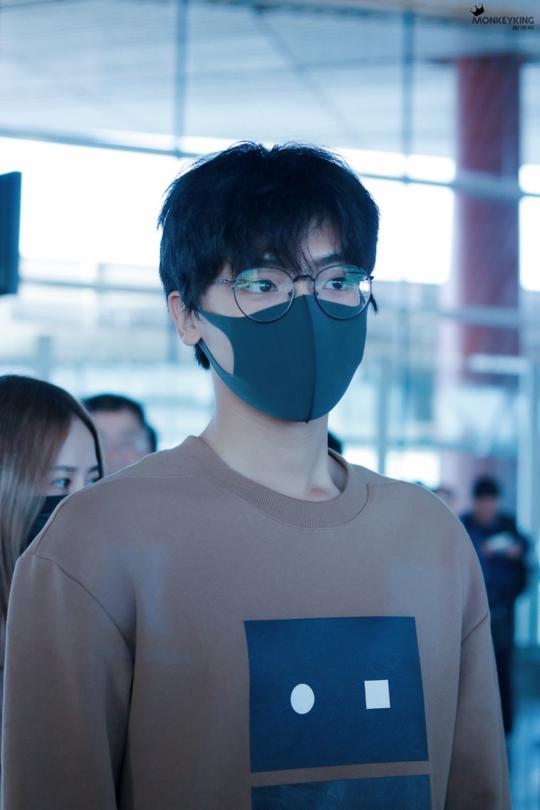 侯明昊戴眼镜口罩遮面现身机场帅气十足,网友:穿的衣服好像枕套