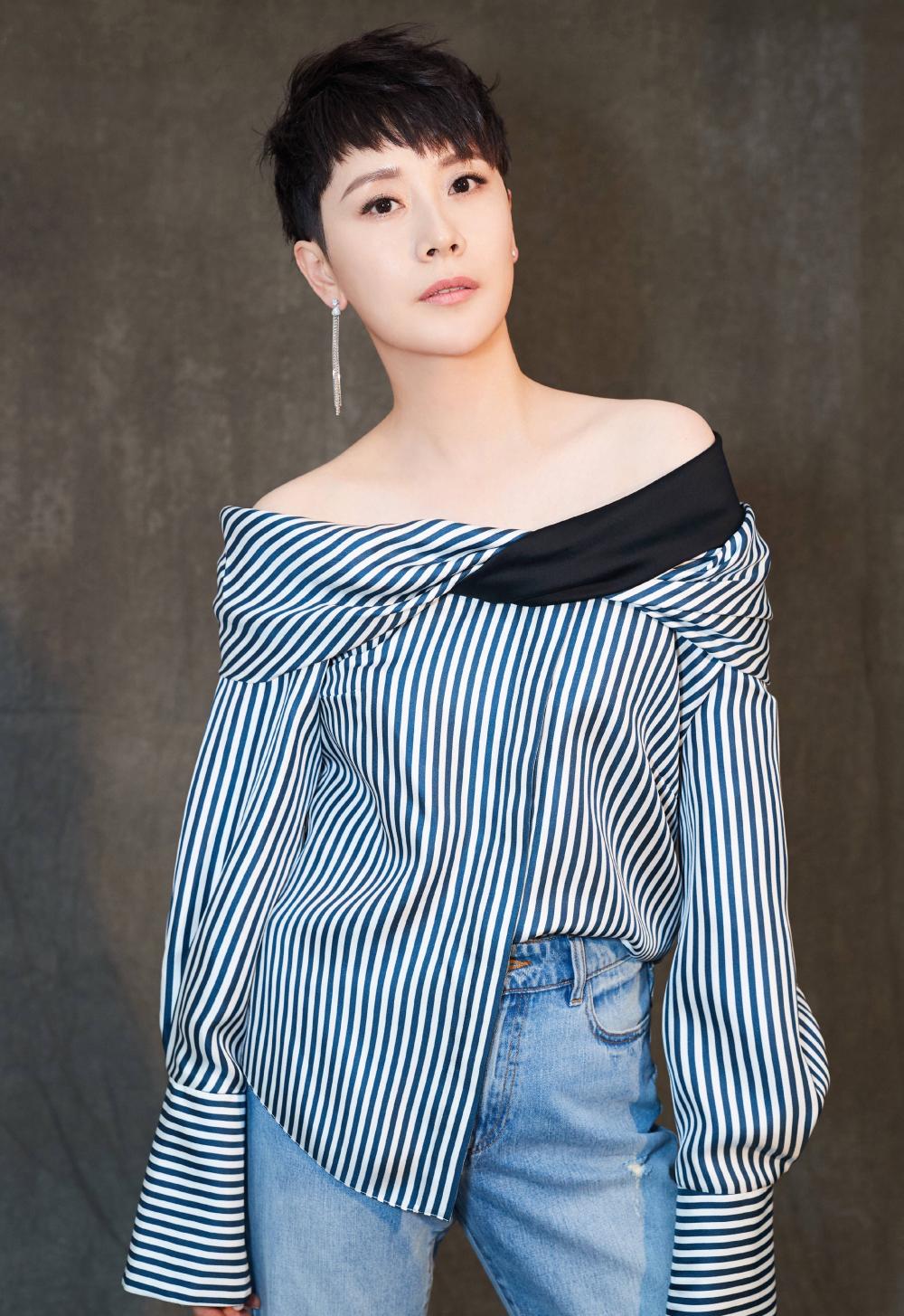 海清穿破洞牛仔裤出席活动真帅气她越来越会打扮了