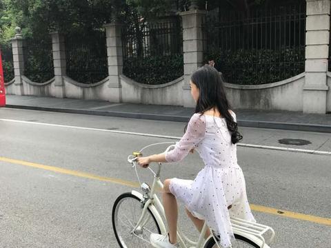 Angelababy骑自行车现身上海,辣妈少女风十足