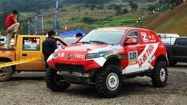 这台众泰居然比保时捷还贵，更气人的是开保时捷都追不上！