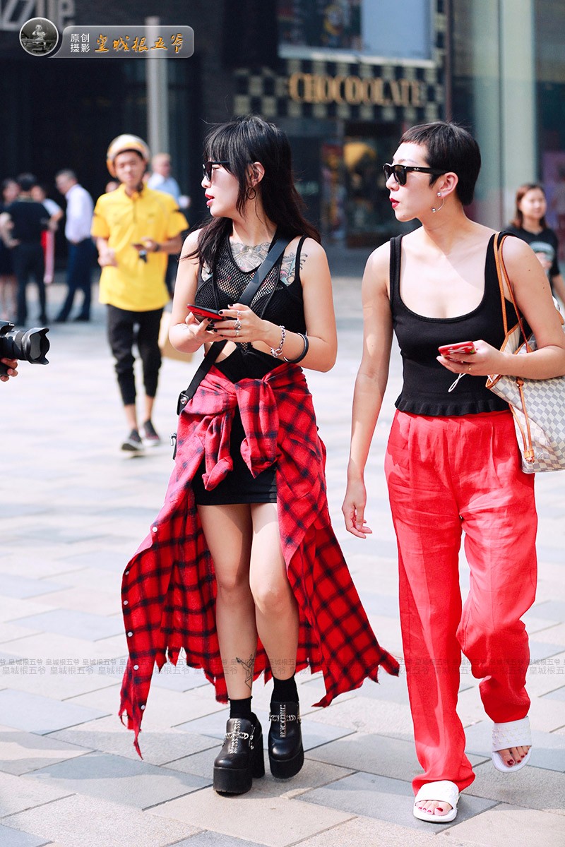 街拍:这里有着最前沿的达人资讯 潮人汇集地三里屯_新浪看点