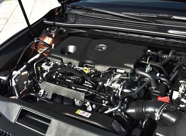 为啥迈腾销量高？全靠对手助攻好！全新凯美瑞到底丑不丑？