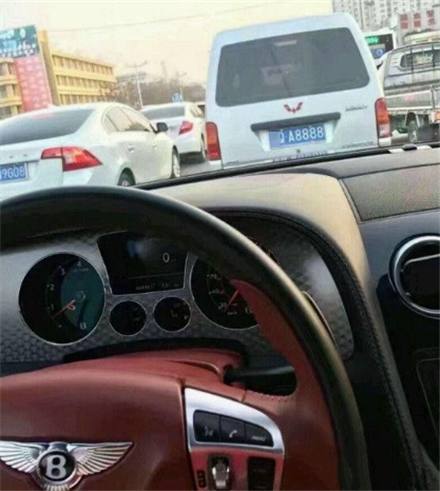 开着400万的豪车上高速,时速160被五菱超车,车牌更是霸气十足!