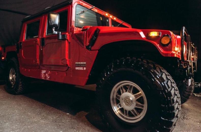 离开影坛却没闲着,这位美国硬汉打造了世界首款电动悍马!