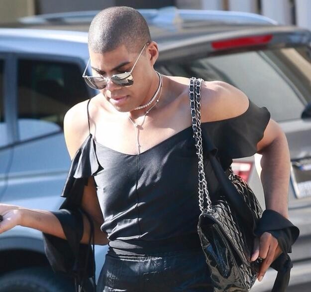 魔术师儿子逛街购物ej酱吊带衫大秀香肩个性化十足