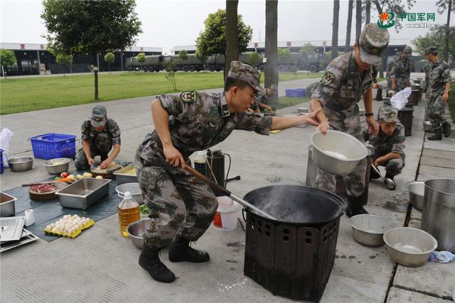 炒菜怎么样,你就得看炊事班的心情了,想要吃到好的,帮厨还来不及呢