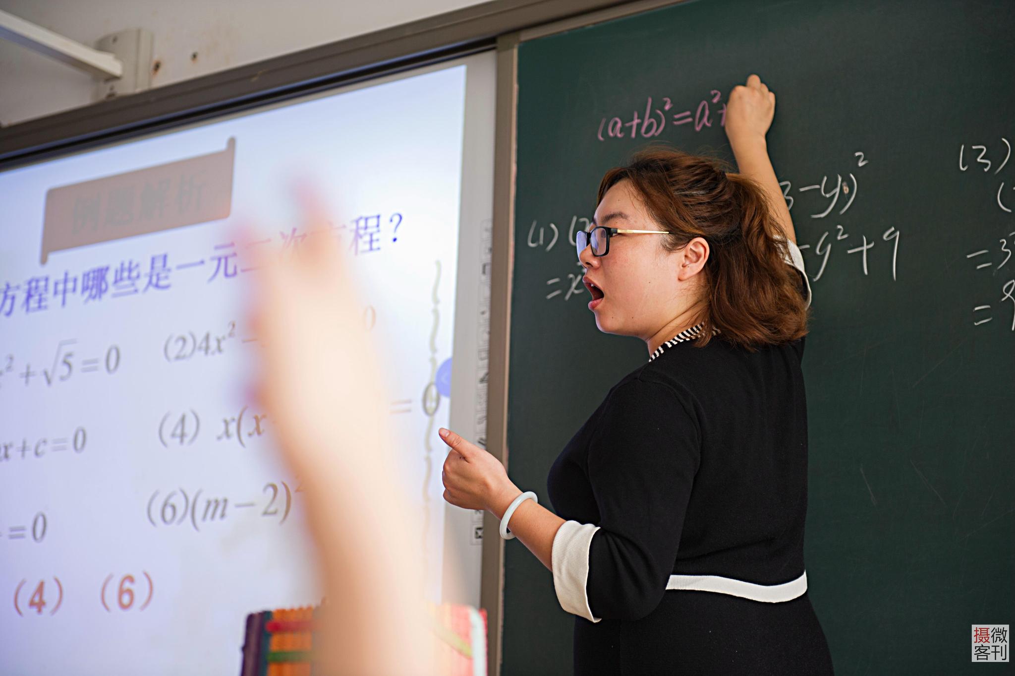 毕业后王文娟如愿当上一名聋哑学校的老师,但在实际教学工作中却让她