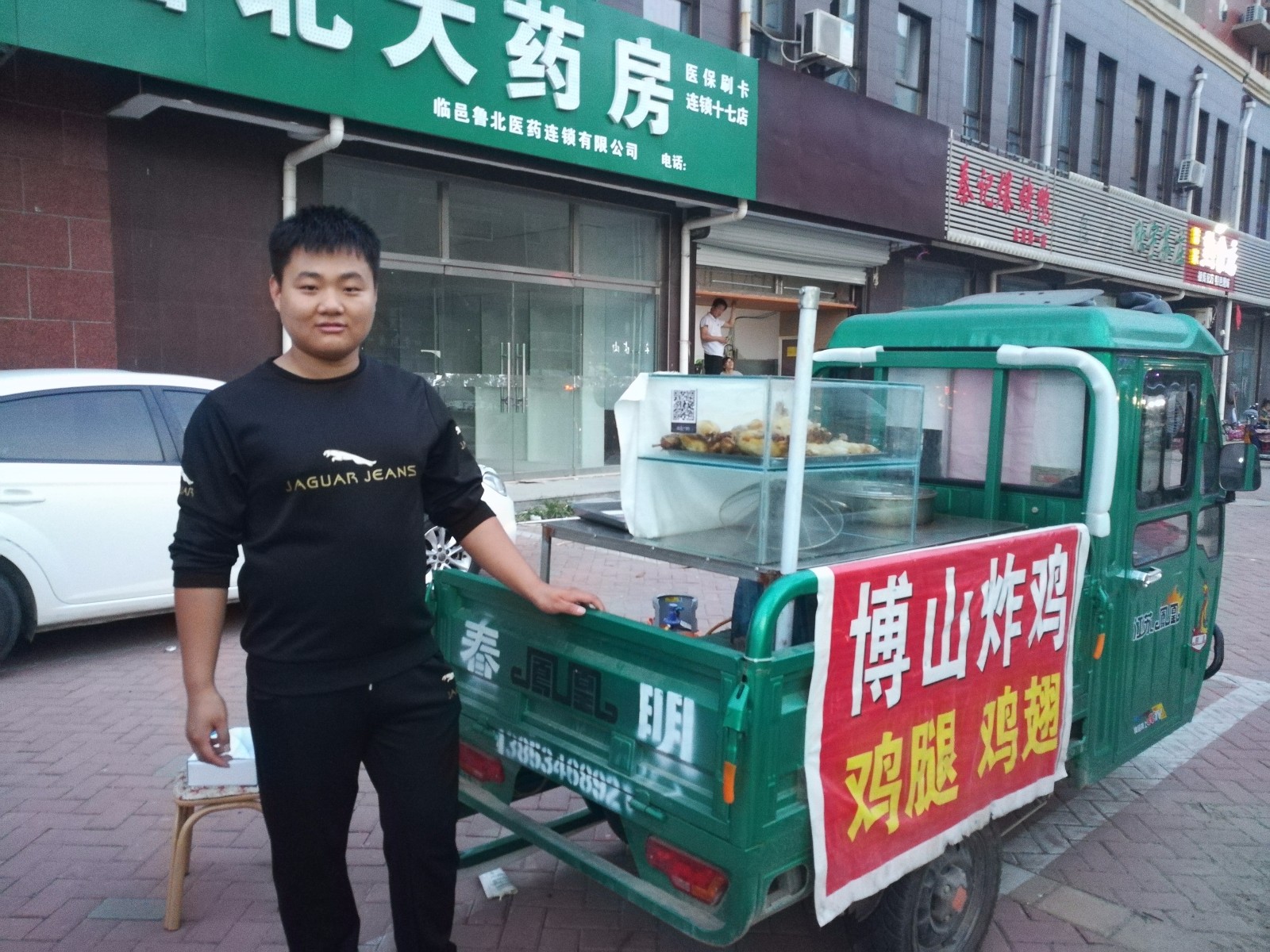 23岁的农村小伙子朱晓庚像往常一样,骑着三轮车来到了小区附近的路口