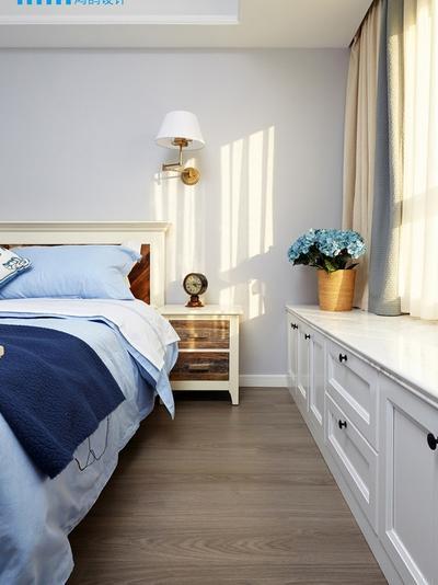 主卧的飘窗改为低柜,增加空间收纳. 扫描下方二维码免费装修报价