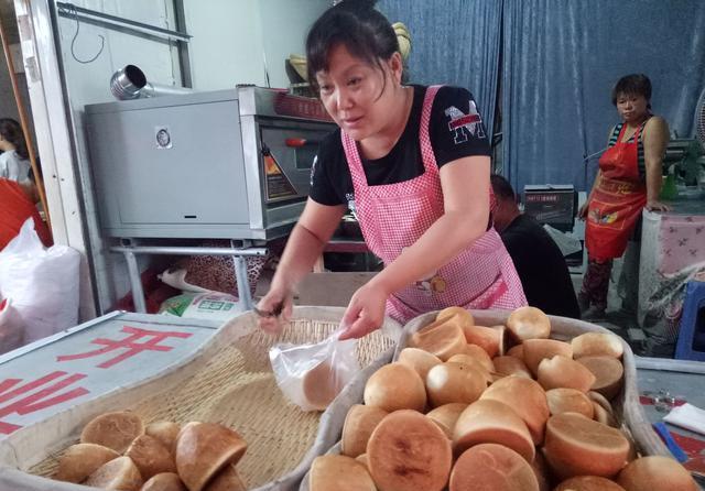 馒头换个吃法,一天卖掉上几百个,要吃还得先排队