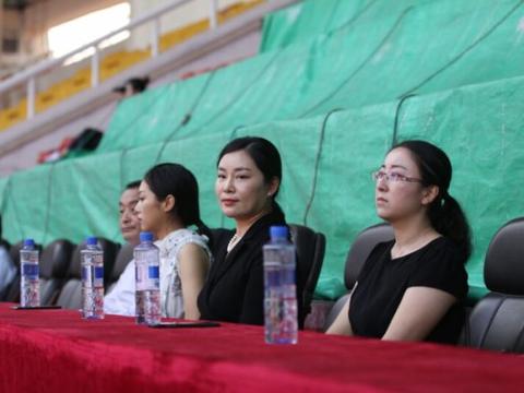 千兆集团董事长李凤哲慰问大连博阳队 承诺鼎