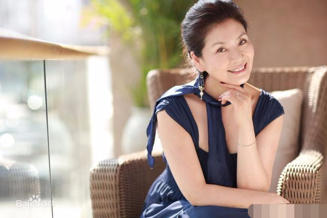 她是二人转演员,与潘长江合作火遍全国,如今淡出仍身份显赫