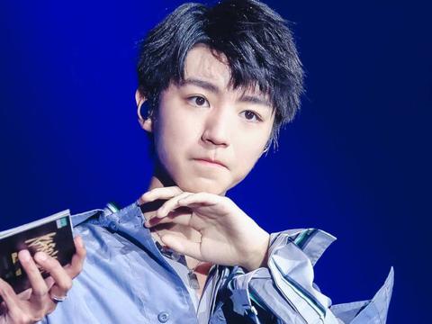 王源送小吉他,易烊千玺送手办,王俊凯收下. 来自