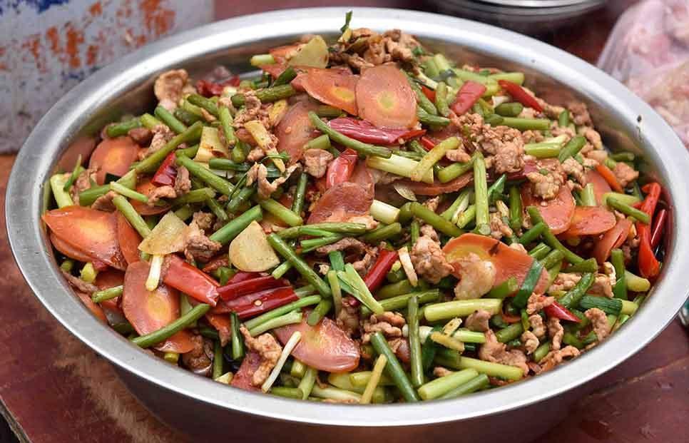 周末回农村吃饭舒服 大盆盛菜 大碗喝酒 特别是其中一道菜好舒服