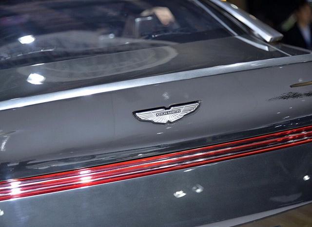 看外观值几百万！结果内饰画风突变！设计师工资没给够吗？