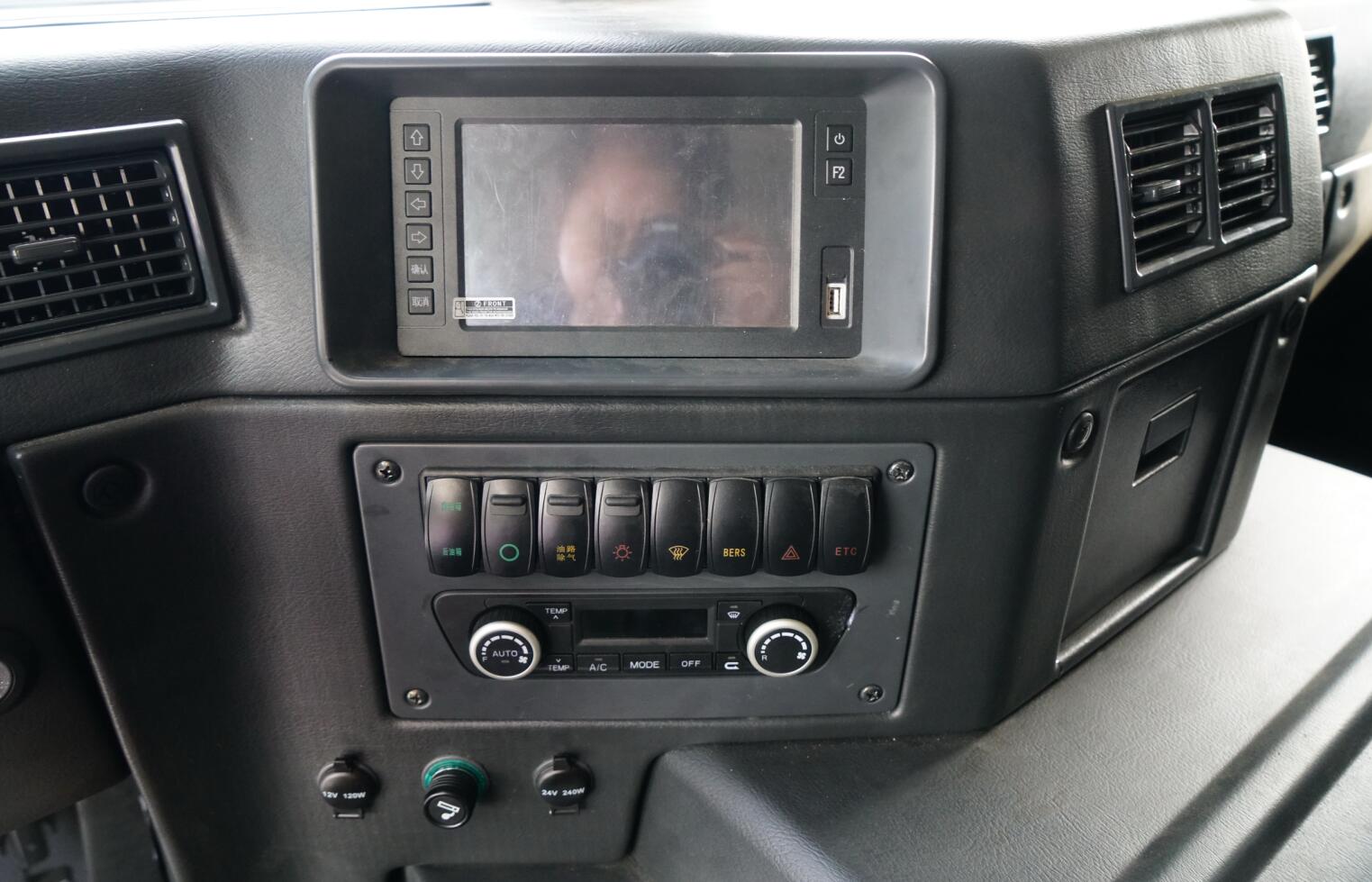 我人民解放军最强油电混动猛士装甲突击车