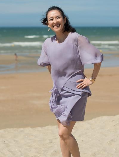 章子怡赤着脚丫在海滩玩耍,网友回应:大家注意看下她的小腿