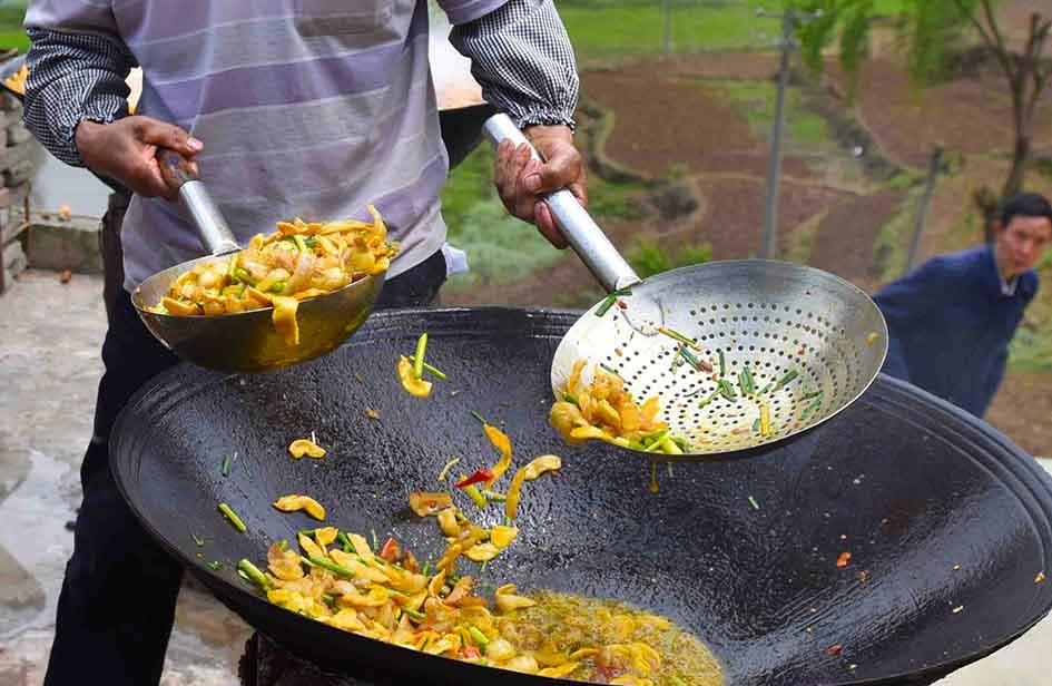 周末回农村吃饭舒服 大盆盛菜 大碗喝酒 特别是其中一道菜好舒服