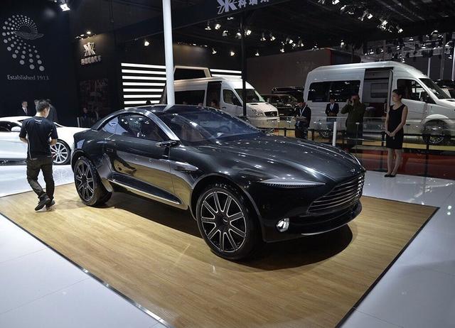 看外观值几百万！结果内饰画风突变！设计师工资没给够吗？