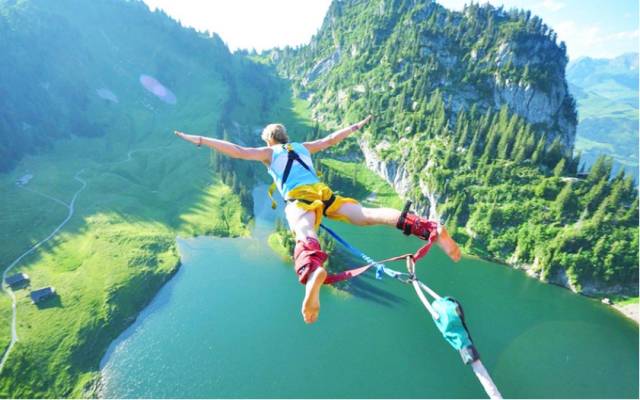 阿斯顿马丁DB11做极限动作，原来都靠它