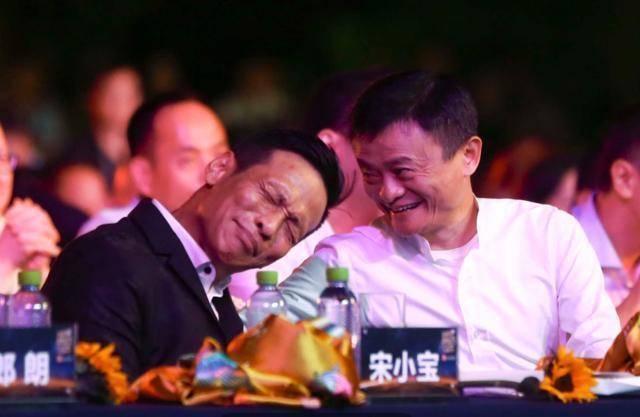 马云与众明星合影,与李连杰合影有喜感,网友注意力却是最后一位