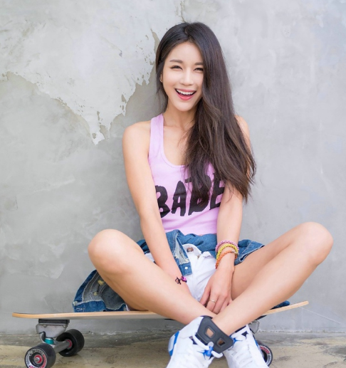 长发飘飘!美女和滑板!