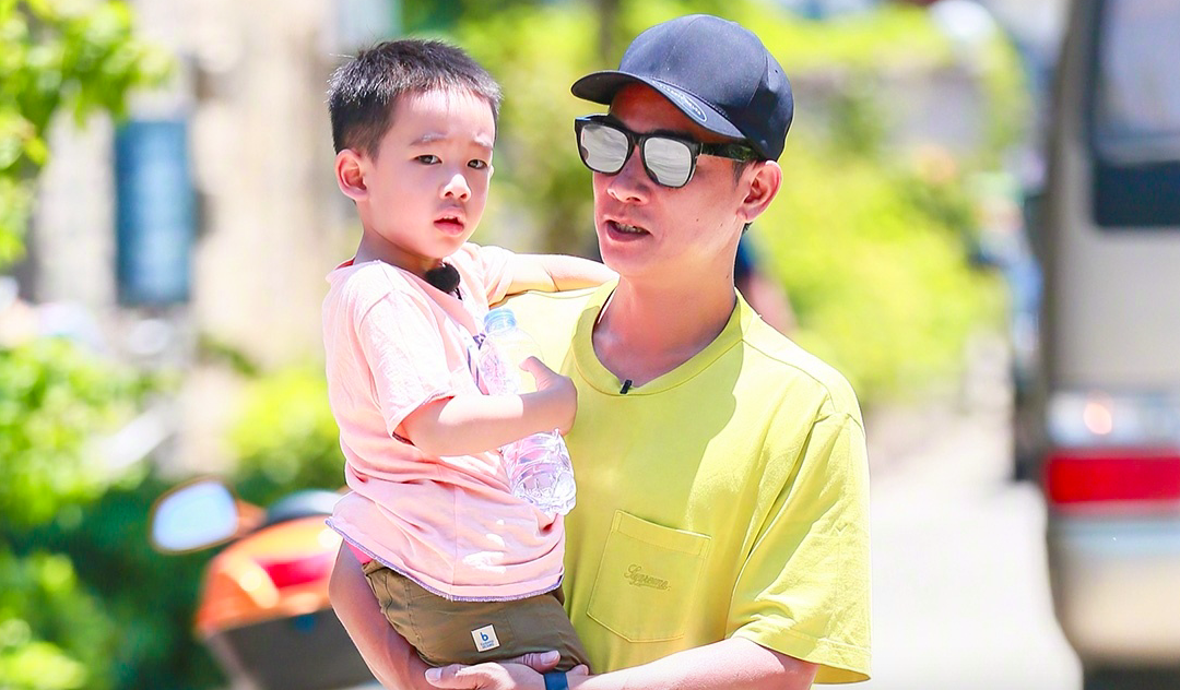 《爸爸去哪儿》节目里圈粉很多,jasper软萌软萌的样子太可爱了,温柔的