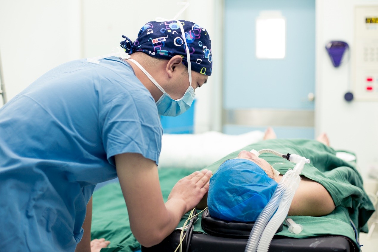 手术刀划开皮肤那一刻,屏幕上患者的心率从65升到了72,麻醉师略微转动