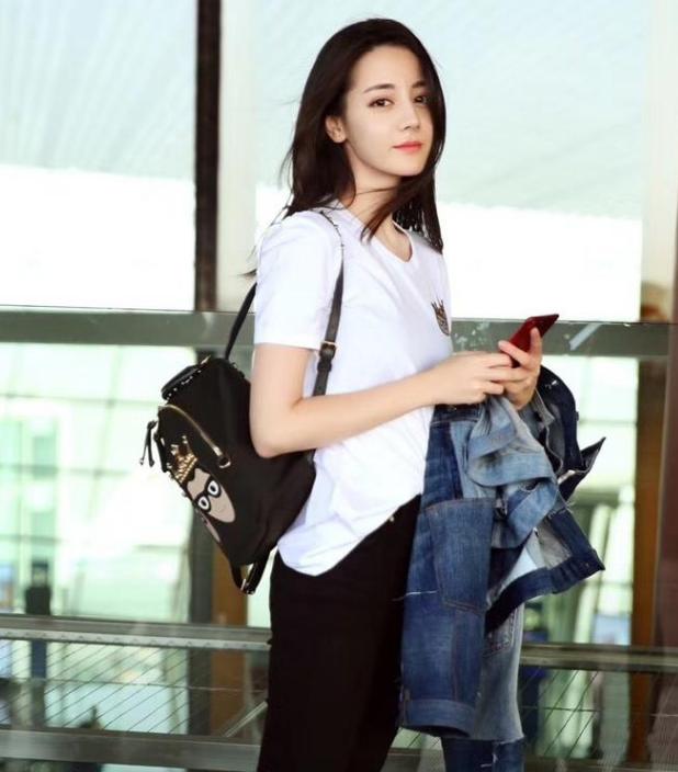 杨幂笑傲纽约时装周,迪丽热巴惊艳米兰时装周