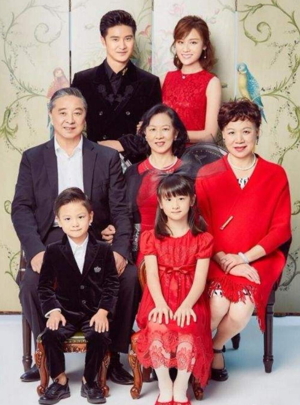 盘点娱乐圈明星们的全家福, 杨幂拘谨, 田亮的最温馨!