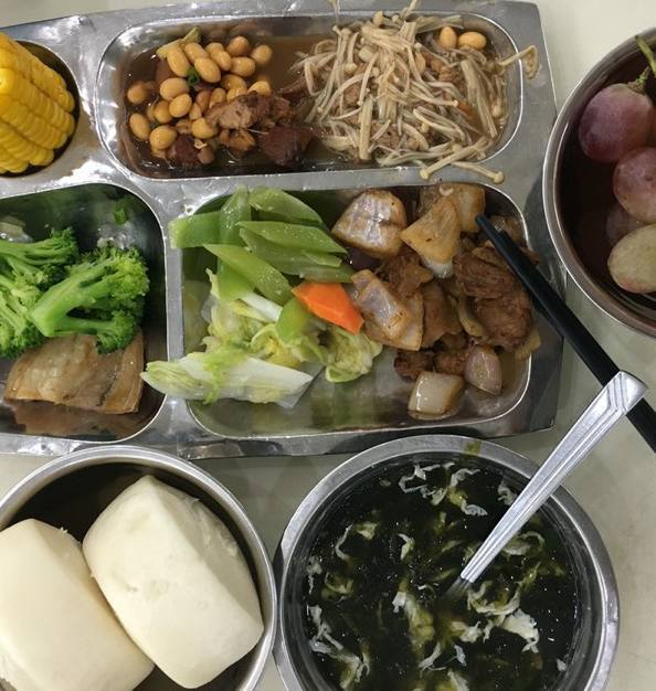 有大虾了……虽然吃起来不像活虾做的,但是感觉已经很不错了大锅饭嘛